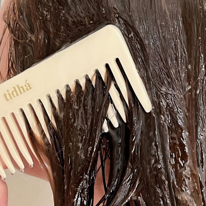 Sustainable tidhá branded detangling comb made of biodegradable material, showcased on a plain background. The comb’s beige color and eco-friendly design make it an attractive choice for environmentally conscious consumers looking for haircare tools